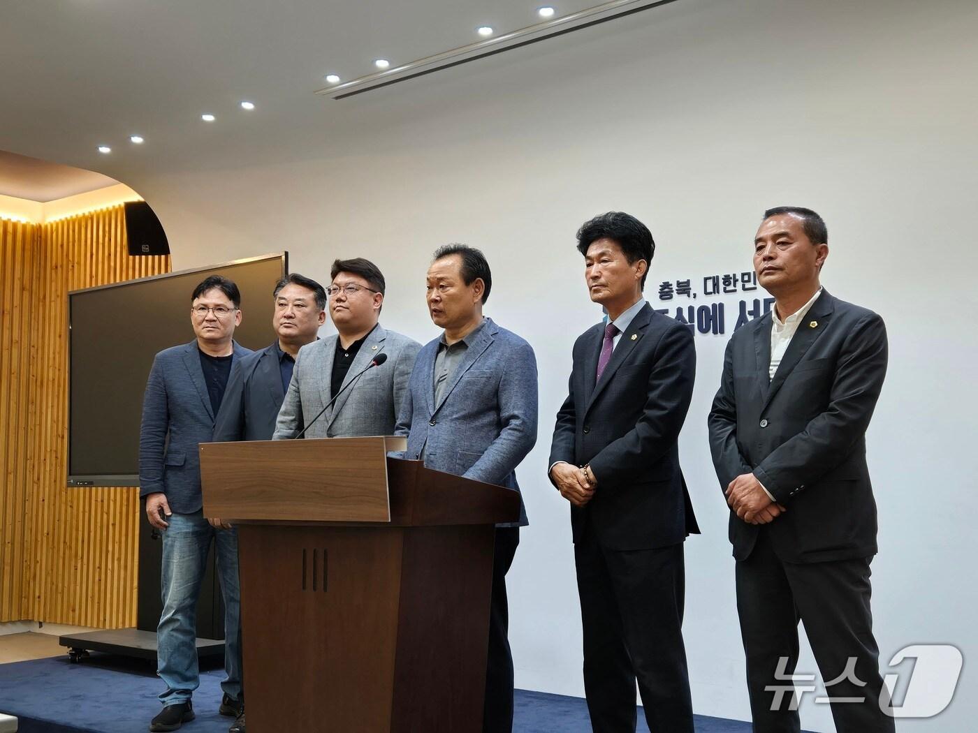 본문 이미지 - 국민의힘 소속 충북도의원들은 7일 도청 브리핑룸에서 기자회견을 열어 "김문수·한덕수 후보는 대승적 결단으로 단일화에 나서야 한다"고 촉구했다.