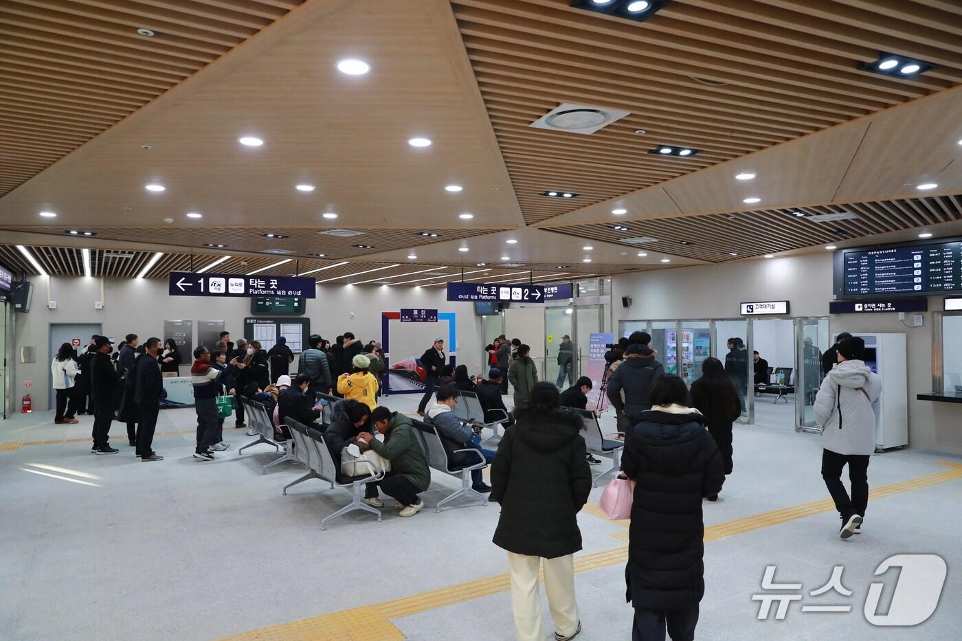 본문 이미지 - 경북 울진군이 5일부터 기차를 타고 온 관광객들에게 관광기념품을 나눠주는 울진굿즈 이벤트를 진행 중이다.  사잔은 울진 역 내부. (울진군제공, 제판매 및 DB 금지) 2025.5.7/뉴스1 