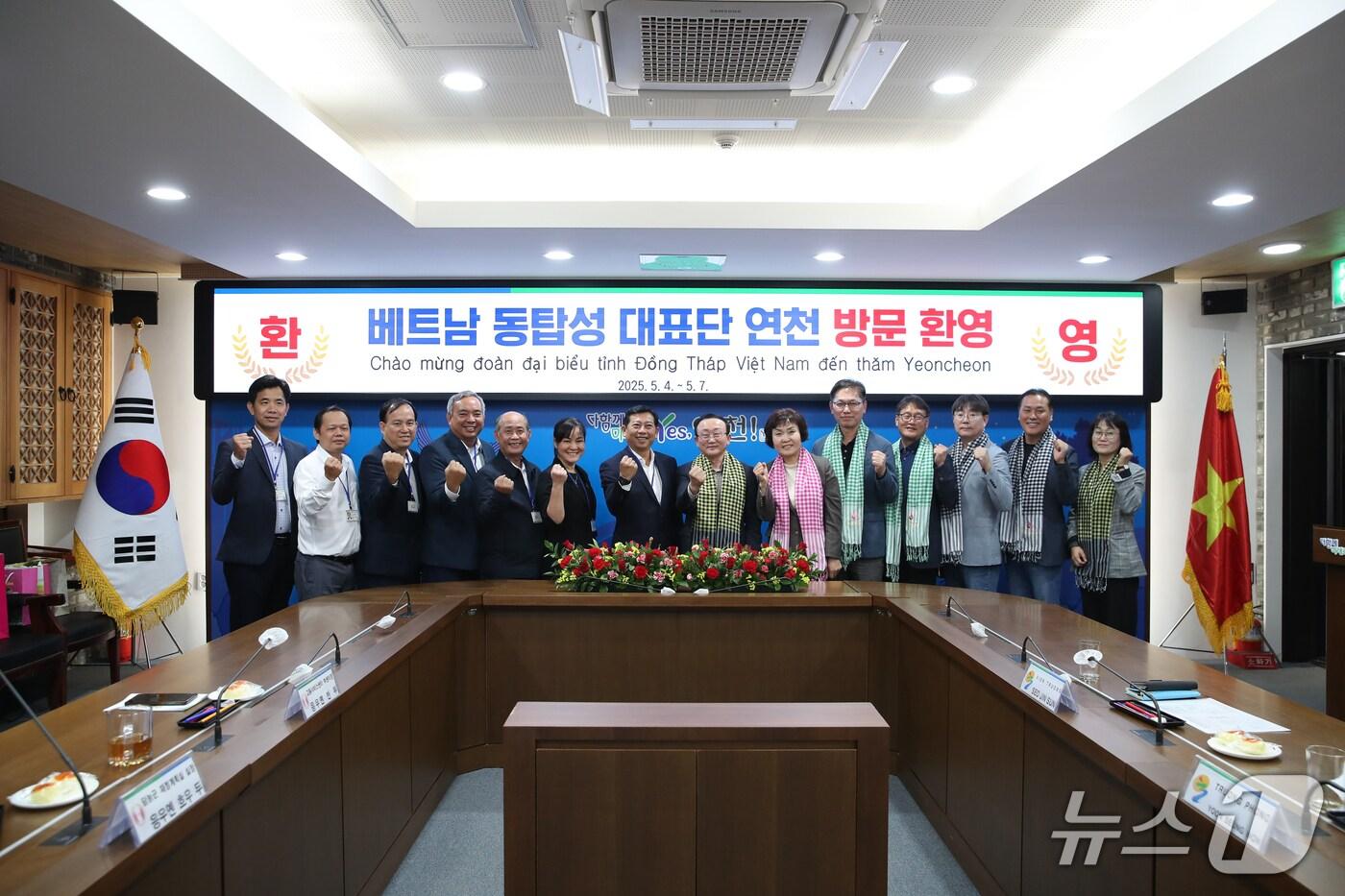 베트남 동탐성 대표단이 연천군을 방문, 연천군청에서 환영식을 갖고 '한국문화 교육센터' 건립에 대해 논의했다. (연천군 제공, 재판매 및 DB금지)