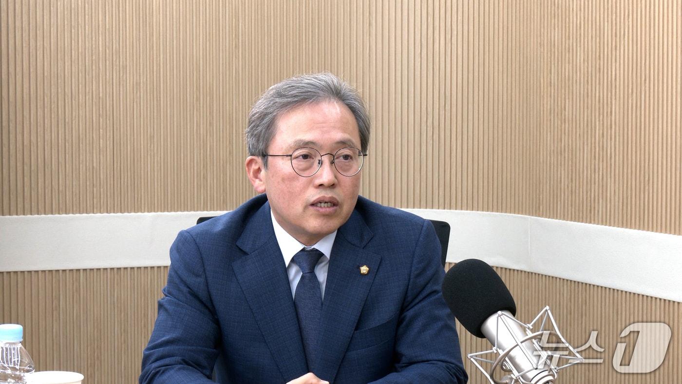 송기헌 더불어민주당 의원이 7일 뉴스1TV &#39;팩트앤뷰&#39;에 출연해 질문에 답하고 있다.