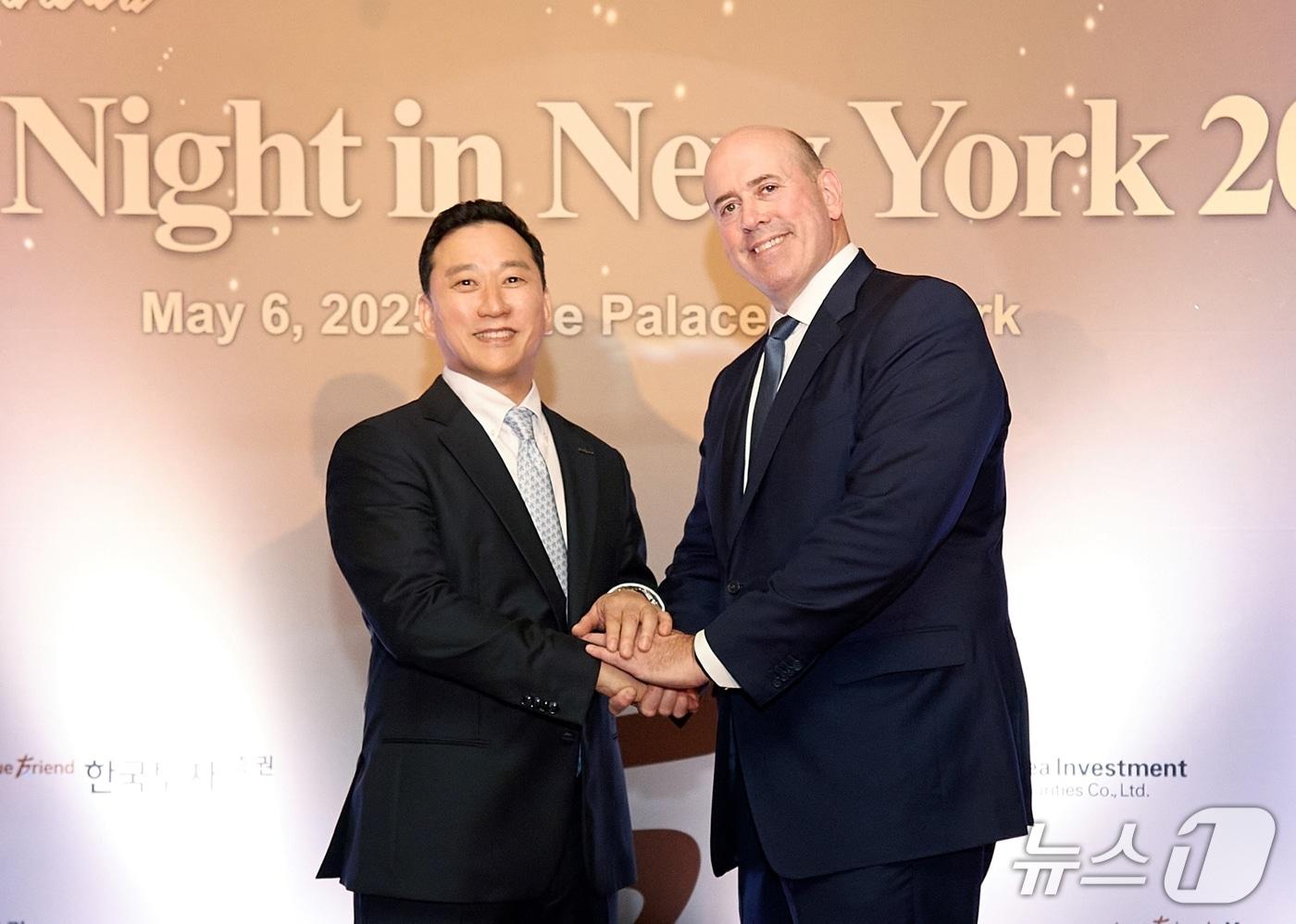 본문 이미지 - 지난 6일(현지시간) 한국투자증권이 미국 뉴욕에서 개최한 글로벌IR 행사 ‘KIS Night in New York 2025’에서 김성환 사장(왼쪽)과 하비 슈워츠(Harvey M. Schwartz) 칼라일그룹 CEO(오른쪽)가 기념촬영을 하고 있다. (한국투자증권 제공)