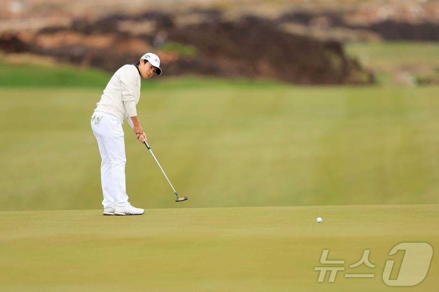 본문 이미지 - 퍼트하는 손을 왼손으로 바꾼 청야니(대만). ⓒ AFP=뉴스1