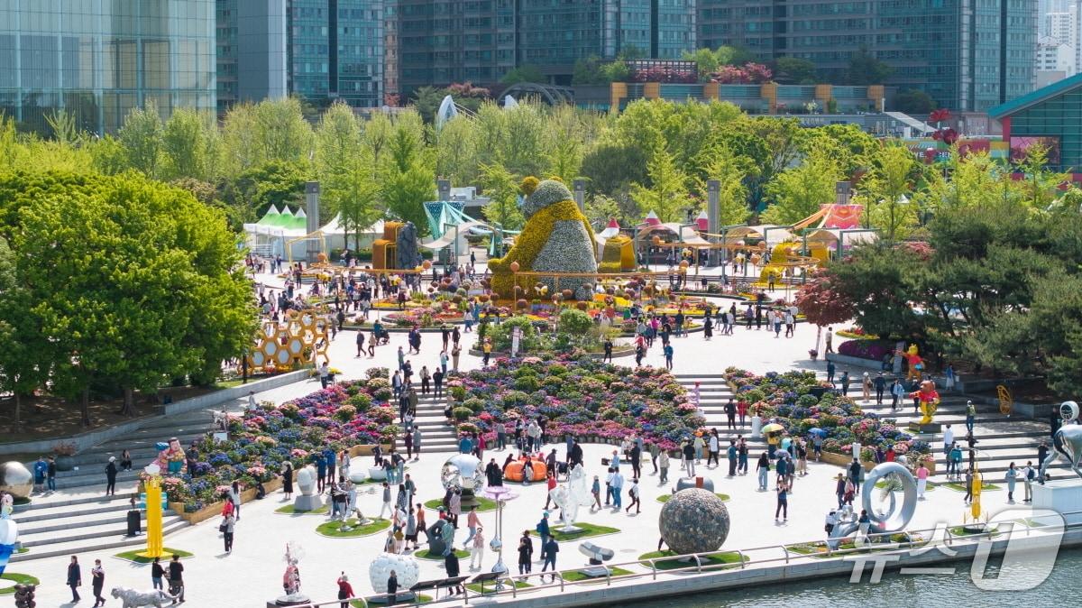 본문 이미지 - 2025고양국제꽃박람회가 열리고 있는 일산호수공원. (고양시 제공, 재판매 및 DB금지)