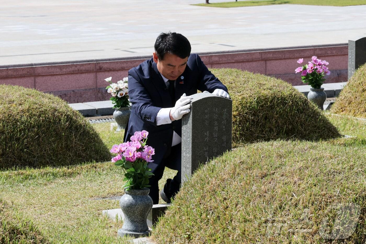 이정선 광주시교육감이 7일 국립 5·18민주묘지를 참배하며 희생자의 비석을 어루만지고 있다.&#40;광주교육청 제공. 재배포 및 DB 금지&#41; 2025.5.7/뉴스1