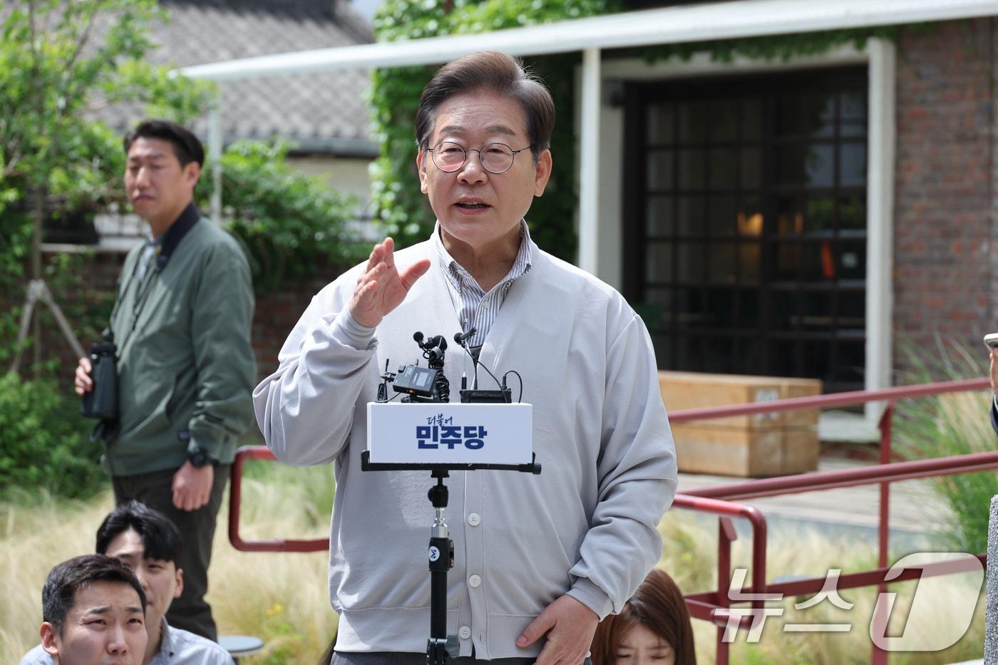 이재명 더불어민주당 대통령 후보가 2차 골목골목 경청투어 마지막 날인 7일 오후 전북 전주시의 카페 앞에서 공직선거법 위반 사건 파기환송심 첫 공판기일 연기에 대한 입장을 밝히고 있다. 2025.5.7/뉴스1 ⓒ News1 안은나 기자