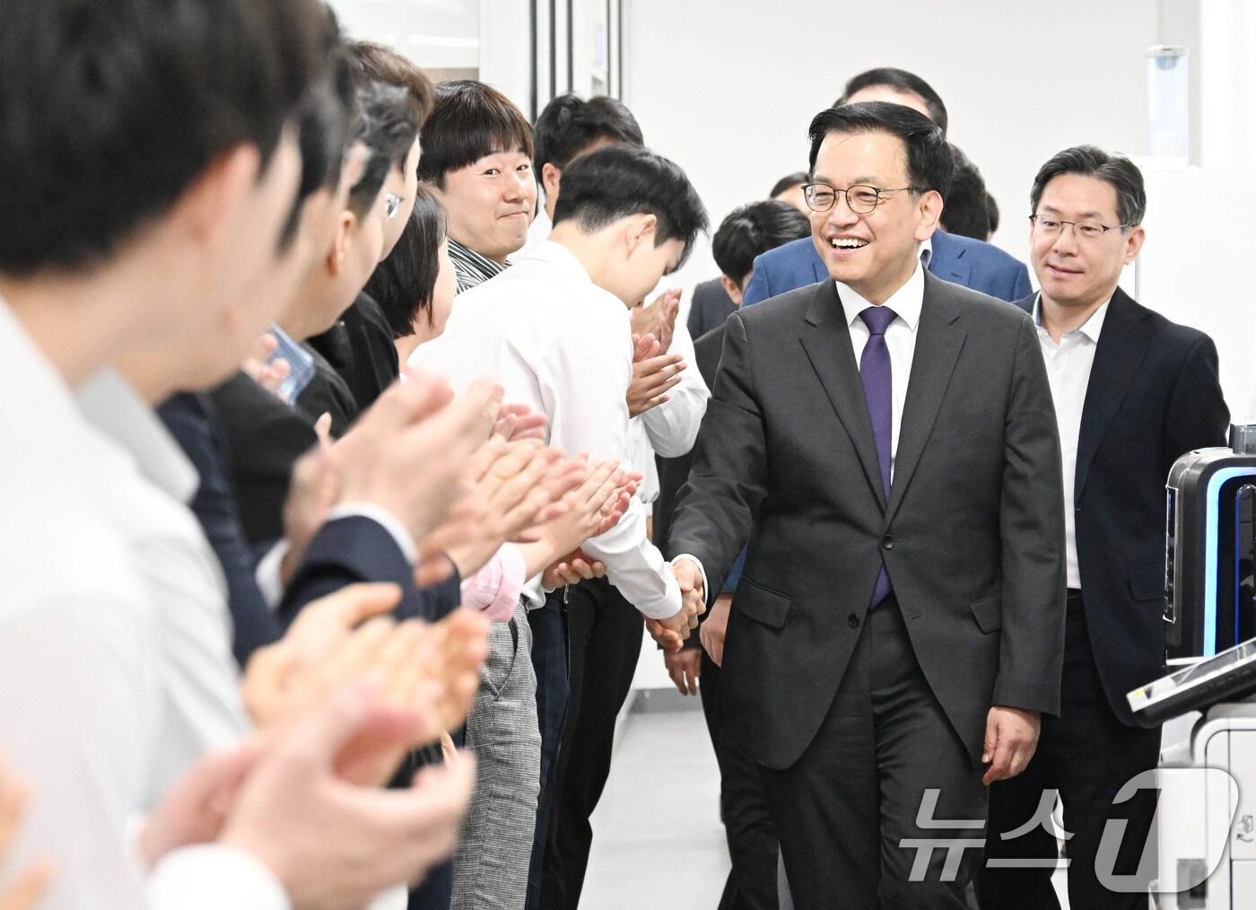 본문 이미지 - 최상목 전 경제부총리 겸 기획재정부 장관이 7일 정부세종청사에서 기획재정부 직원들과 악수하며 퇴임 인사를 하고 있다. (기획재정부 제공. 재판매 및 DB 금지) 2025.5.7/뉴스1