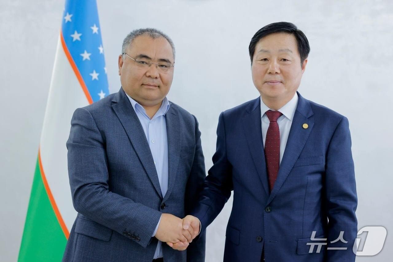 본문 이미지 - 김정겸 총장(오른쪽)이 우즈벡 농업부 장관과 기념촬영하는 모습. (충남대 제공.재판매 및 DB금지)/뉴스1