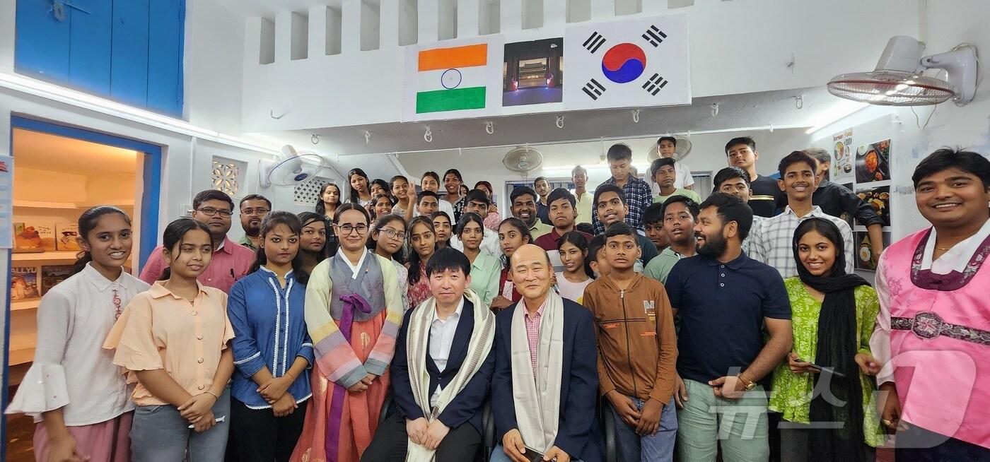본문 이미지 - 전남 순천대학교는 인도 현지 어학원 '니브(Neev)'를 대학 한국어학당 협력기관으로 지정하고 단체사진을 찍고 있다.(순천대 제공. 재판매 및 DB 금지)