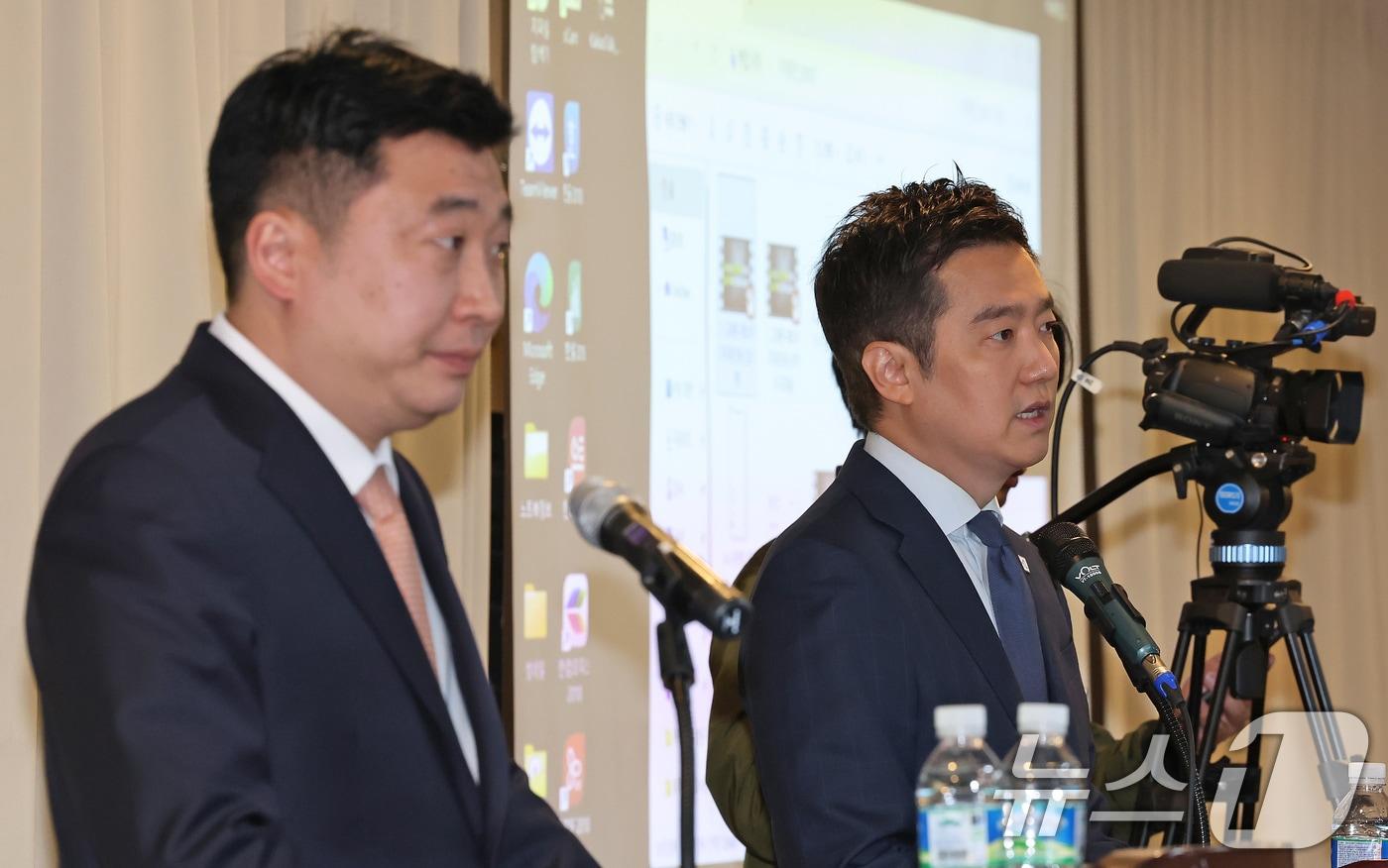 김세의 가로세로연구소 대표와 故김새론 유족 법률대리인 부지석 변호사가 7일 오후 서울 강남구 스페이스쉐어에서 김수현 배우 관련 기자회견을 하고 있다. ⓒ News1 장수영 기자