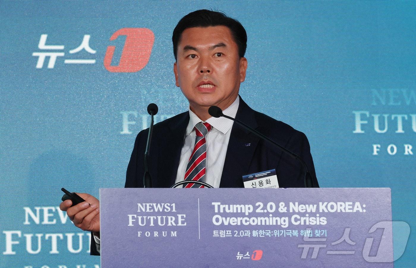 신용화 LIG넥스원 미래전장사업본부장&#40;전무&#41;이 7일 서울 여의도 페어몬트 호텔에서 열린 뉴스1 미래포럼에서 ‘무인화, 현대전 판도를 바꾸다’를 주제로 발표를 하고 있다. ‘트럼프 2.0과 新한국:위기 극복 해법 찾기’를 주제로 열린 이번 포럼은 뉴스1 주최로 열렸다. 2025.5.7/뉴스1 ⓒ News1 박세연 기자