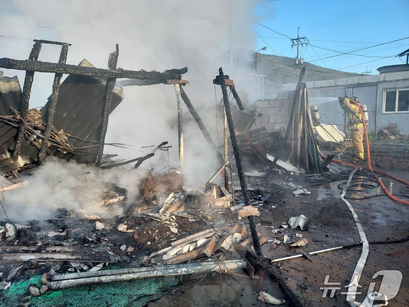 본문 이미지 - 7일 오전 6시 29분께 전북자치도 고창군 신림면의 한 창고 용도 단독주택에서 불이 났다.(전북소방 제공. 재판매 및 DB금지) 