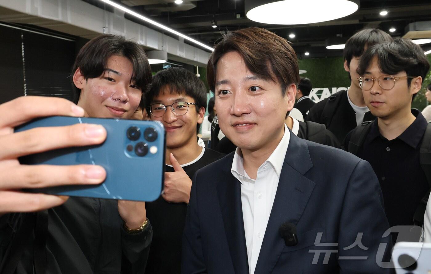이준석 개혁신당 대선 후보가 7일 대전 유성구 한국과학기술원&#40;KAIST&#41;에서 학생들과 &#39;2030 현장 청취&#39; 간담회를 마치고 셀피 촬영을 하고 있다. 2025.5.7/뉴스1 ⓒ News1 김기태 기자