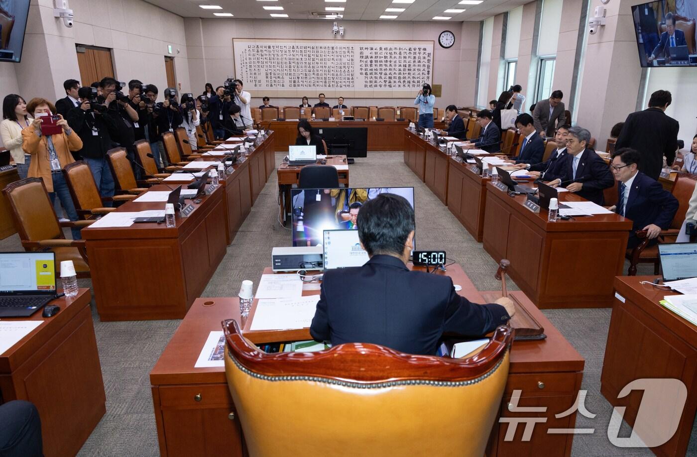 정청래 국회 법제사법위원회 위원장이 7일 오후 서울 여의도 국회에서 열린 법사위 전체회의에서 의사봉을 두드리고 있다. 2025.5.7/뉴스1 ⓒ News1 이재명 기자
