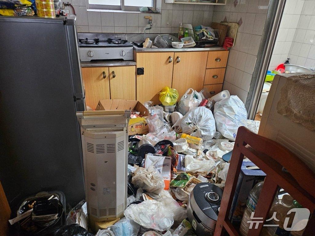 본문 이미지 -  제주시는 일상생활의 어려움을 겪는 중장년 1인 가구를 발굴하고 통합사례관리로 일상 회복을 지원했다고 7일 밝혔다. 쓰레기가 방치된 A 씨의 주거지.&#40;제주시 제공, 재퍈매 및 DB 금지&#41;/뉴스1