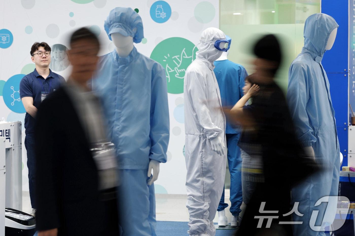 본문 이미지 - 지난해 서울 강남구 코엑스에서 열린 '바이오코리아 2025'에서 관람객들이 진열된 방진복을 살펴보고 있는 모습 2025.5.7 ⓒ 뉴스1 이동해 기자