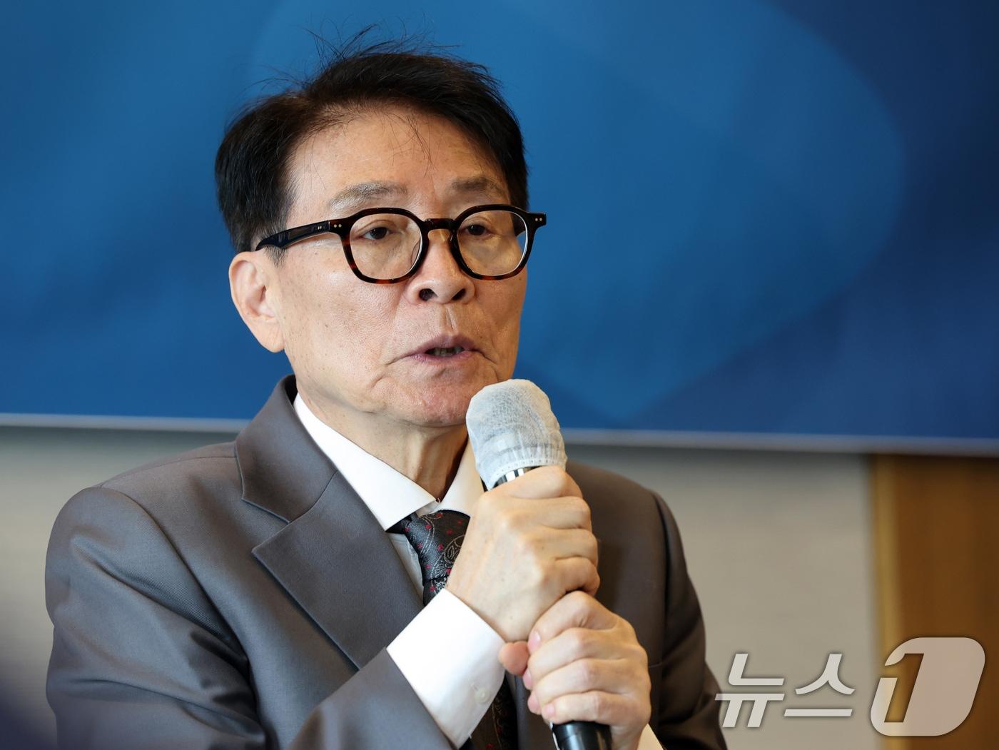 본문 이미지 - 이은규 드라마창작자연대 이사장이 7일 오후 서울 중구 프레스센터에서 열린 '드라마 창작자 연대 창립 기자회견'에서 인사말을 하고 있다. 2025.5.7/뉴스1 ⓒ News1 황기선 기자