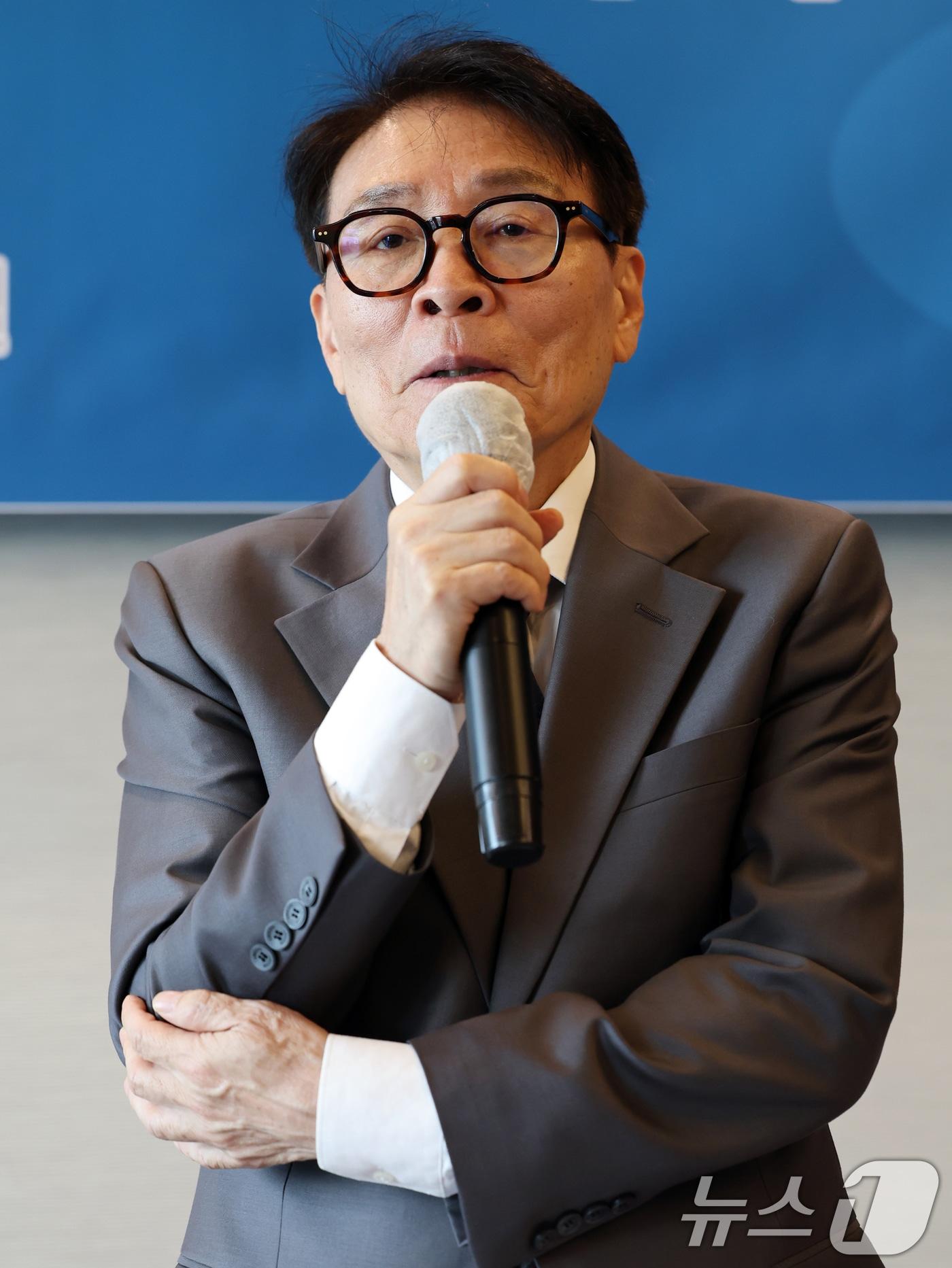 본문 이미지 - 이은규 드라마창작자연대 이사장이 7일 오후 서울 중구 프레스센터에서 열린 '드라마 창작자 연대 창립 기자회견'에서 인사말을 하고 있다. 2025.5.7/뉴스1 ⓒ News1 황기선 기자