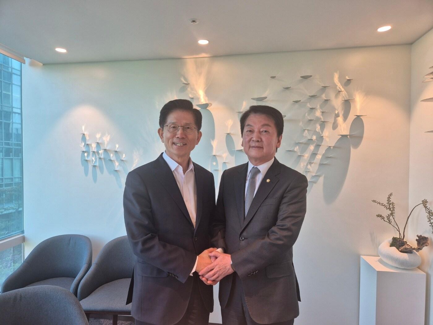 본문 이미지 - 국민의힘 김문수 대선 후보(왼쪽)와 안철수 의원이 7일 서울 여의도 모처에서 면담을 한 뒤 기념촬영을 하고 있다(안철수 의원실 제공).