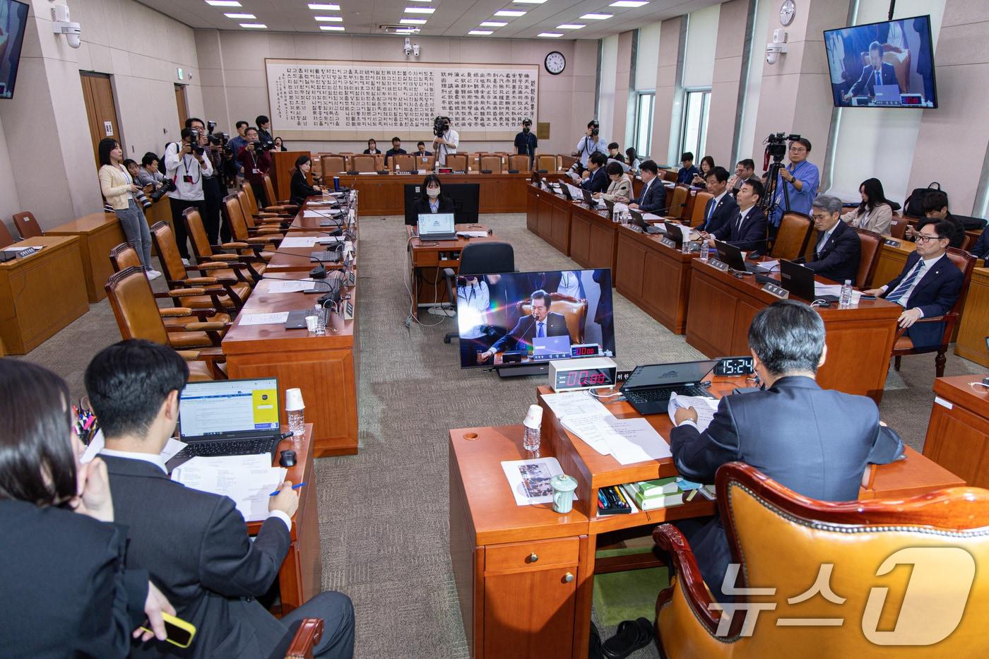 본문 이미지 - 정청래 국회 법제사법위원회 위원장이 7일 오후 서울 여의도 국회에서 열린 법사위 전체회의에서 의사봉을 두드리고 있다. 이날 국민의힘 법사위원들은 '대통령 당선시 재판 정지법' 상정을 앞두고 퇴장했다. ⓒ News1 이재명 기자