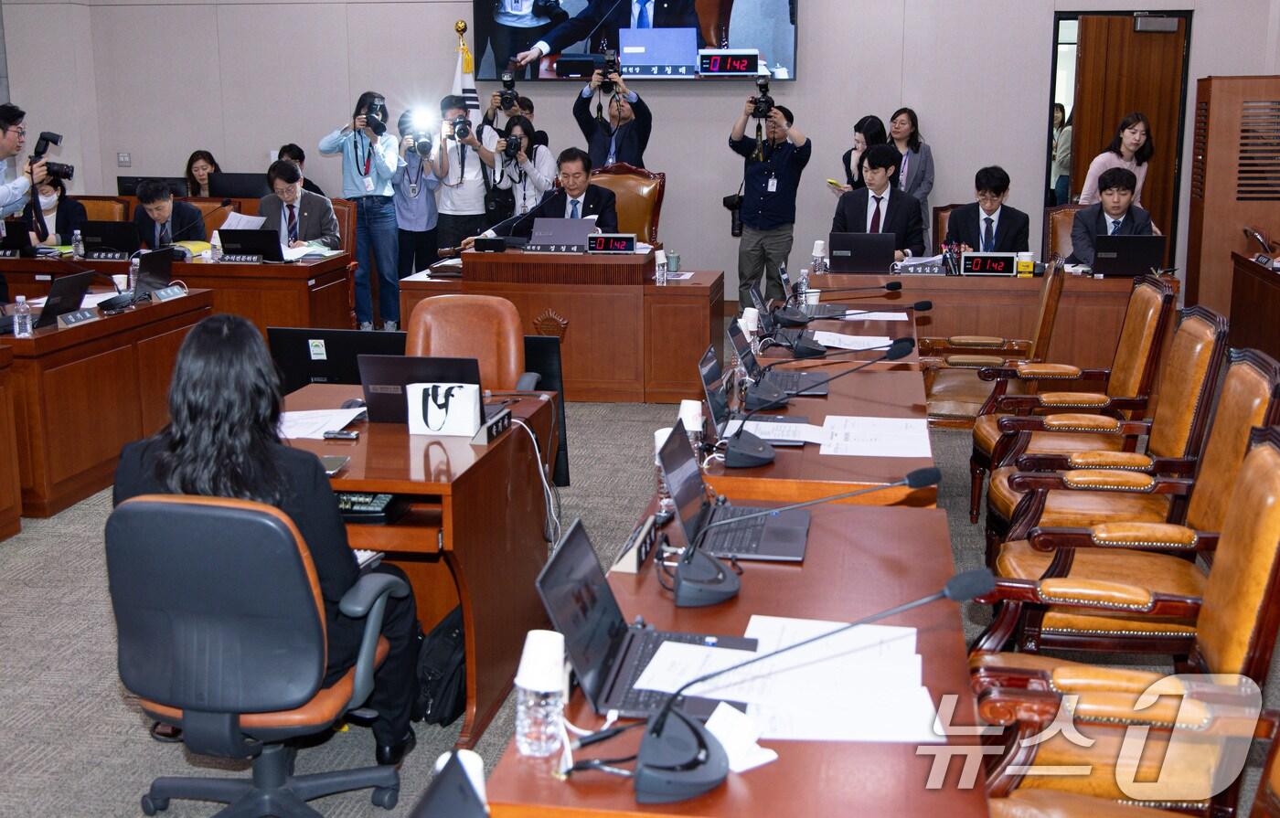 정청래 국회 법제사법위원회 위원장이 7일 오후 서울 여의도 국회에서 열린 법사위 전체회의에서 의사봉을 두드리고 있다. 이날 국민의힘 법사위원들은 &#39;대통령 당선시 재판 정지법&#39; 상정을 앞두고 퇴장했다. 2025.5.7/뉴스1 ⓒ News1 이재명 기자