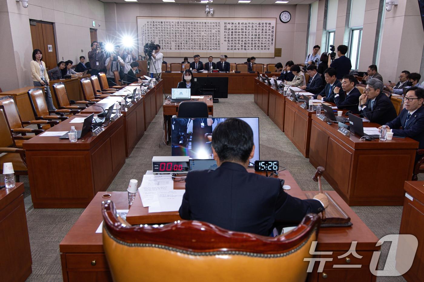 본문 이미지 - 정청래 국회 법제사법위원회 위원장이 7일 오후 서울 여의도 국회에서 열린 법사위 전체회의에서 의사봉을 두드리고 있다. 이날 국민의힘 법사위원들은 '대통령 당선시 재판 정지법' 상정을 앞두고 퇴장했다. 2025.5.7/뉴스1 ⓒ News1 이재명 기자