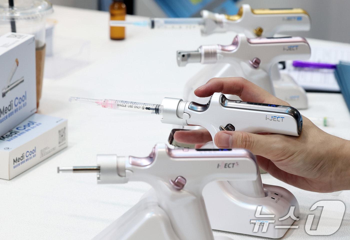 서울 강남구 코엑스에서 관람객들이 건 타입의 디지털 무통마취기를 살펴보고 있다. 2025.5.7/뉴스1 ⓒ News1 이동해 기자