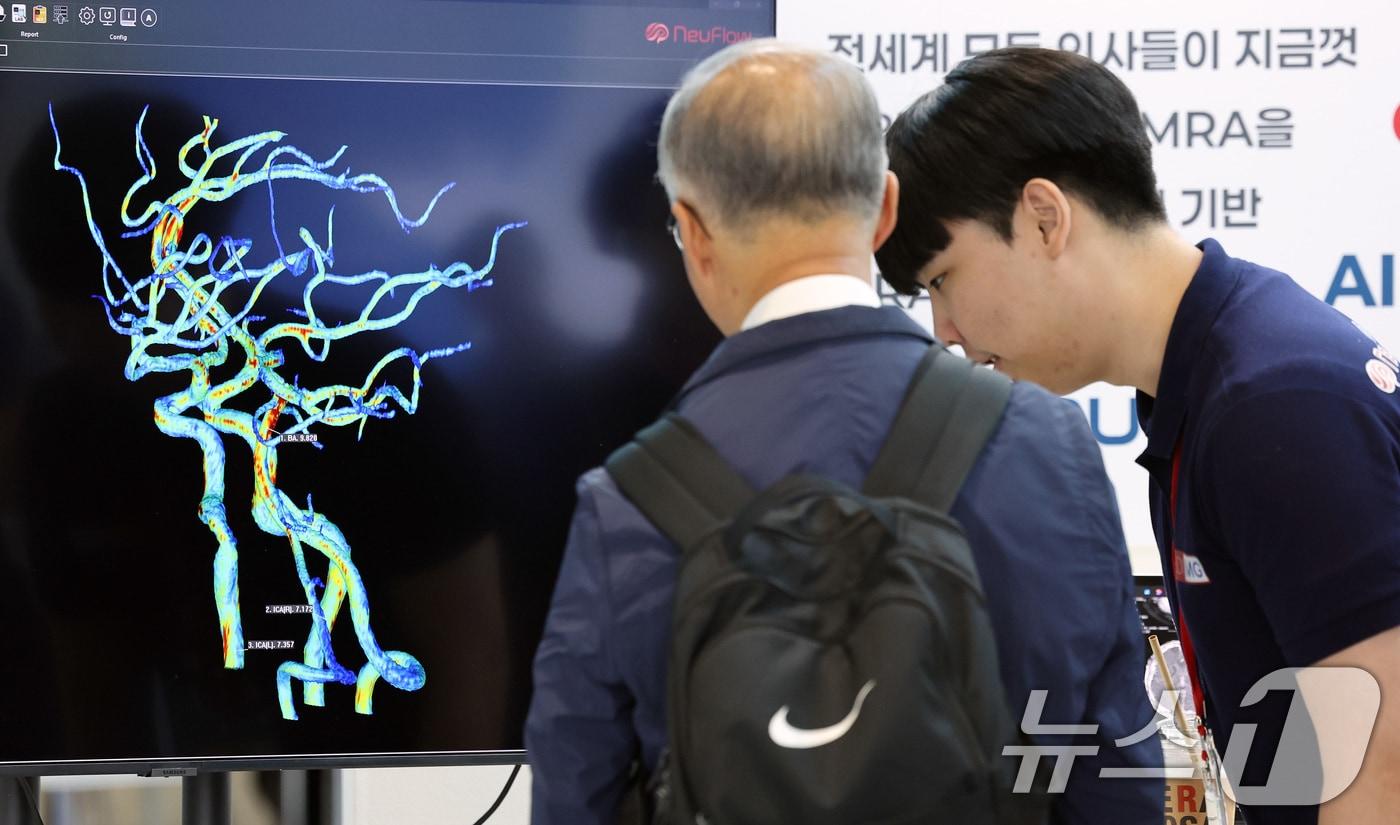 '바이오코리아 2025'에서 관람객들이 2D 흑백 MRA를 3D컬러 테이터 기반 MRA로 판독하는 프로그램 설명을 듣고 있다. 2025.5.7/뉴스1 ⓒ News1 이동해 기자