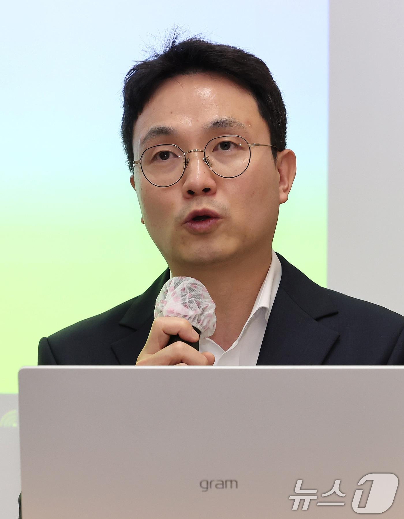 본문 이미지 - 유튜버 이진호가 7일 오후 서울 강남구 스페이스쉐어에서 故김새론 유족 측 변호인과 가로세로연구소가 진행한 기자회견을 반박하는 기자회견을 하고 있다. ⓒ News1 장수영 기자