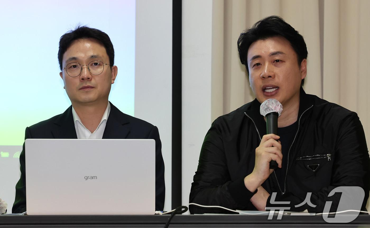 본문 이미지 - 유튜버 이진호(왼쪽)와 은현장이 7일 오후 서울 강남구 스페이스쉐어에서 故김새론 유족 측 변호인과 가로세로연구소가 진행한 기자회견을 반박하는 기자회견을 하고 있다. 2025.5.7 ⓒ 뉴스1 장수영 기자
