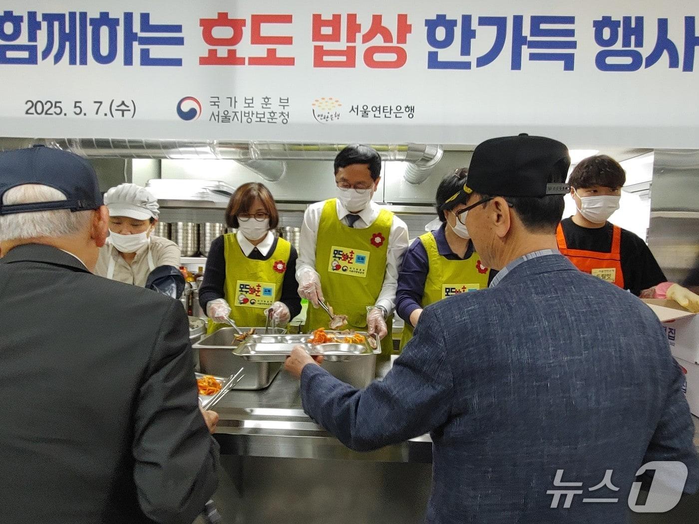 본문 이미지 - 7일 오후 서울 용산구 서울연탄은행에서 어버이날 맞이 '보훈 가족과 함께하는 효도 밥상 한가득 행사'가 진행되고 있다. (국가보훈부 서울청 제공)