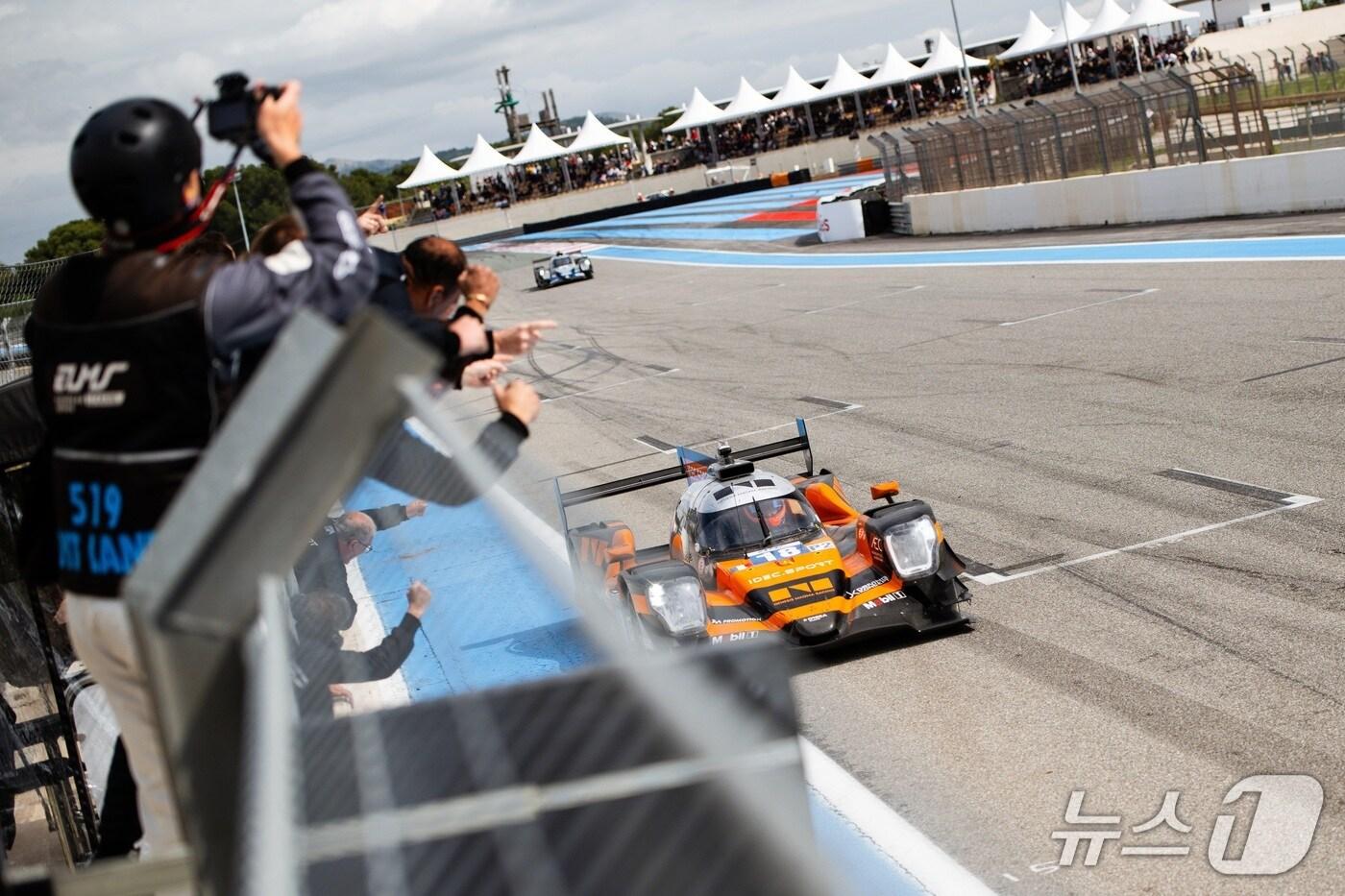 제네시스 브랜드는 소속 레이싱팀 '제네시스 마그마 레이싱'(GMR)의 드라이버들이 프랑스에서 열린 유러피언 르망 시리즈(ELMS) 시즌 두 번째 대회 '르카스텔레 4시간 레이스'(4 Hours of Le Castellet)에서 종합 우승(Overall Win)을 차지했다고 7일 밝혔다. 폴 리카드 서킷을 주행 중인 제네시스 마그마 레이싱 LMP2 차량의 모습.(제네시스 제공) 