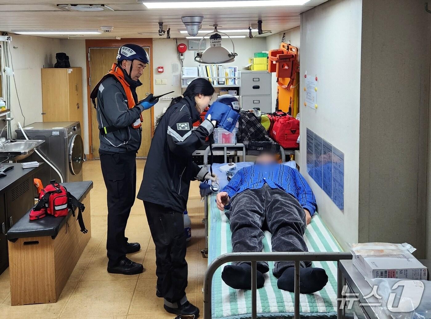 본문 이미지 - 제주해경이 지난 5일 오전 차귀도 서쪽 해상에서 구토 증상 등을 보이는 응급환자를 살피고 있다.(제주해양경찰서 제공. 재판매 및 DB 금지)