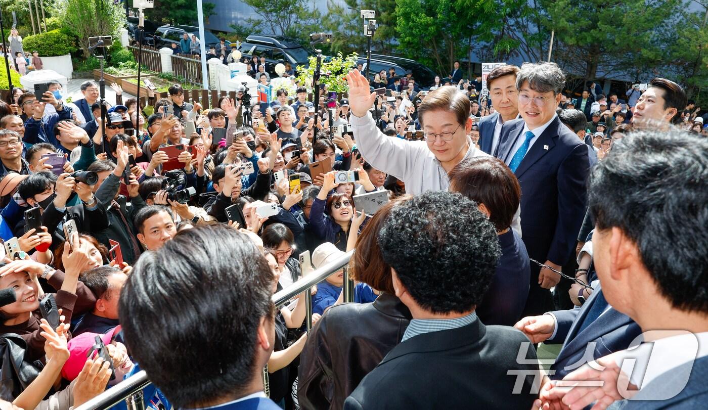 본문 이미지 - 이재명 더불어민주당 대통령 후보가 2차 골목골목 경청투어 마지막 날인 7일 오후 전북 익산시 대한노인회 익산지회에서 간담회에 참석하기 전 시민들을 향해 인사하고 있다. 2025.5.7/뉴스1 ⓒ News1 안은나 기자