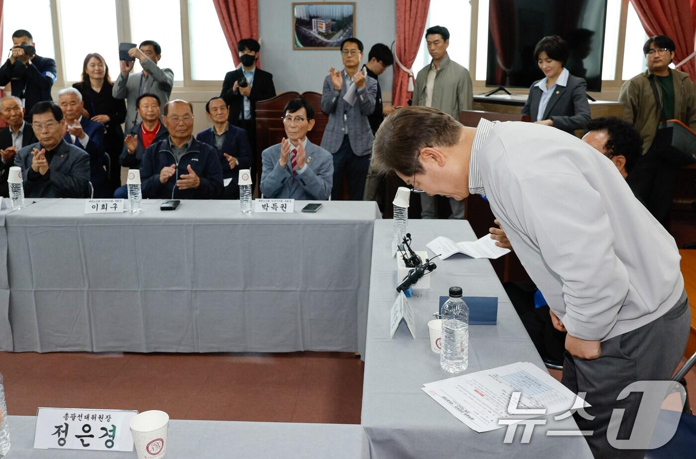 이재명 더불어민주당 대통령 후보가 2차 골목골목 경청투어 마지막 날인 7일 오후 전북 익산시 대한노인회 익산지회에서 열린 임원과의 간담회에서 참석해 인사하고 있다. 2025.5.7/뉴스1 ⓒ News1 안은나 기자