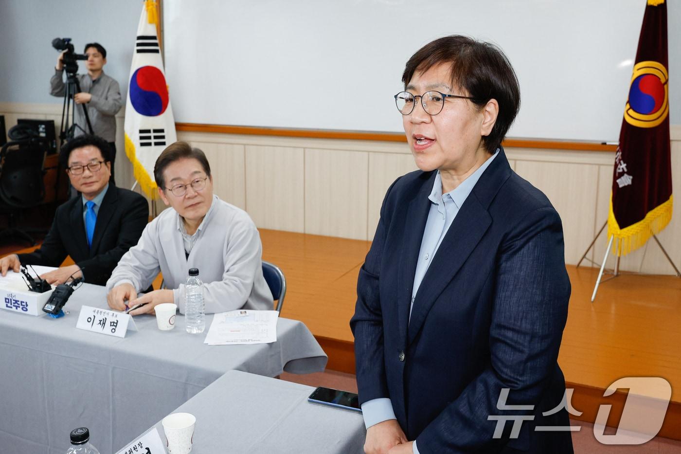 이재명 더불어민주당 대통령 후보가 2차 골목골목 경청투어 마지막 날인 7일 오후 전북 익산시 대한노인회 익산지회에서 열린 임원과의 간담회에서 참석해 정은경 총괄선대위원장 인사말을 듣고 있다. 2025.5.7/뉴스1 ⓒ News1 안은나 기자