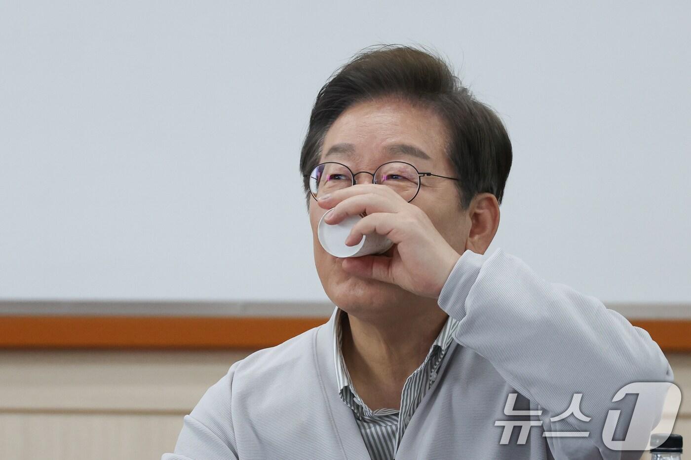 본문 이미지 - 이재명 더불어민주당 대통령 후보가 2차 골목골목 경청투어 마지막 날인 7일 오후 전북 익산시 대한노인회 익산지회에서 열린 임원과의 간담회에서 참석해 물을 마시고 있다. 2025.5.7/뉴스1 ⓒ News1 안은나 기자