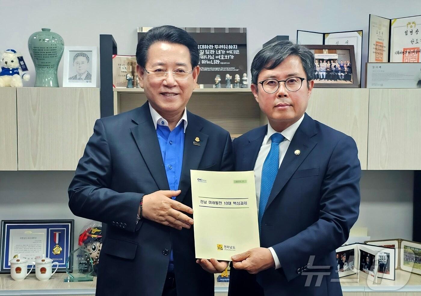 본문 이미지 - 김영록 전라남도지사가 7일 서울 국회에서 안도걸 더불어민주당 의원과 면담을 갖고 ‘전남 미래발전 10대 핵심과제’등 도 현안 해결을 위한 건의 및 협조를 요청하고 있다.(전남도 제공. 재판매 및 DB금지) 2025.5.7/뉴스1