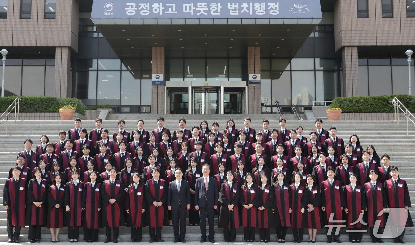 박성재 법무부 장관&#40;첫줄 중앙&#41;은 7일 오후 올해 신규 임용 검사 90명에 대한 임관식을 진행하고 신임 검사들과 기념촬영을 했다. 2025.5.7./ⓒ 뉴스1&#40;법무부 제공&#41;