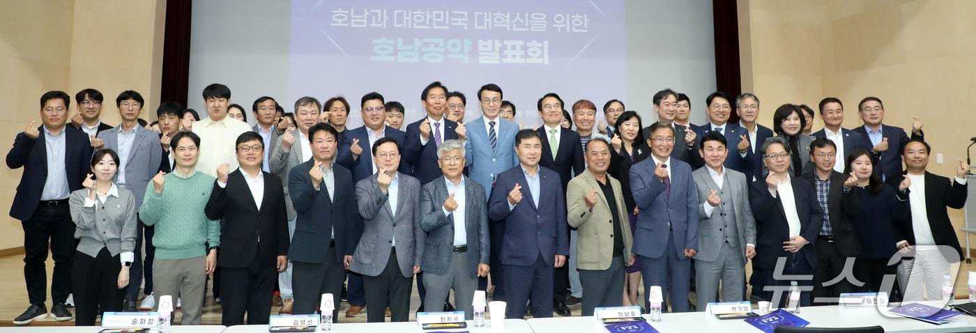 7일 전북 전주시 전북테크비즈센터에서 ‘호남공약발표회’가 열린 가운데 참석자들이 기념 촬영을 하고 있다.&#40;전북사진기자협회 제공. 재판매 및 DB 금지&#41;/뉴스1 