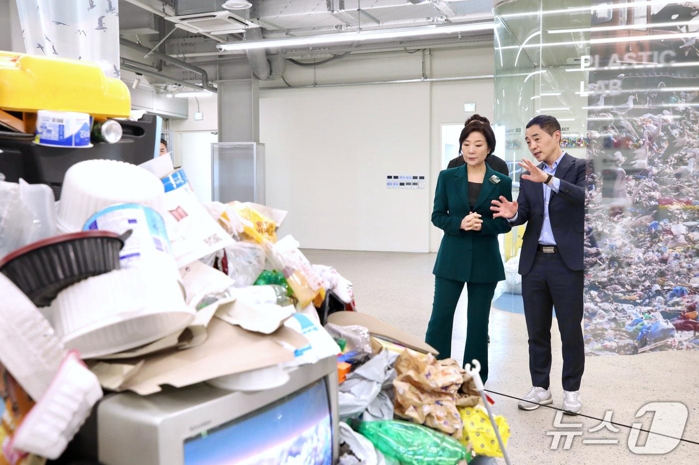 오영주 중소벤처기업부 장관이 7일 경기 화성 수퍼빈에서 열린 '기후테크 스타트업 현장대화' 참석에 앞서 기업 현장을 둘러보고 있다.(중소벤처기업부 제공)