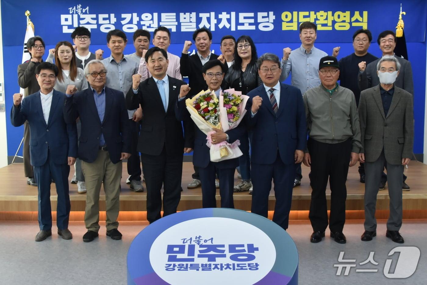 더불어민주당 강원도당은 7일 도당 회의실에서 김도균 도당위원장, 유정배 춘천철원화천양구을 지역위원장, 김한근 전 강릉시장, 지지자 등이 참석한 가운데 제4차 입당환영식을 개최한 뒤 기념촬영을 진행했다.(민주당 강원도당 제공, 재판매 및 DB금지)