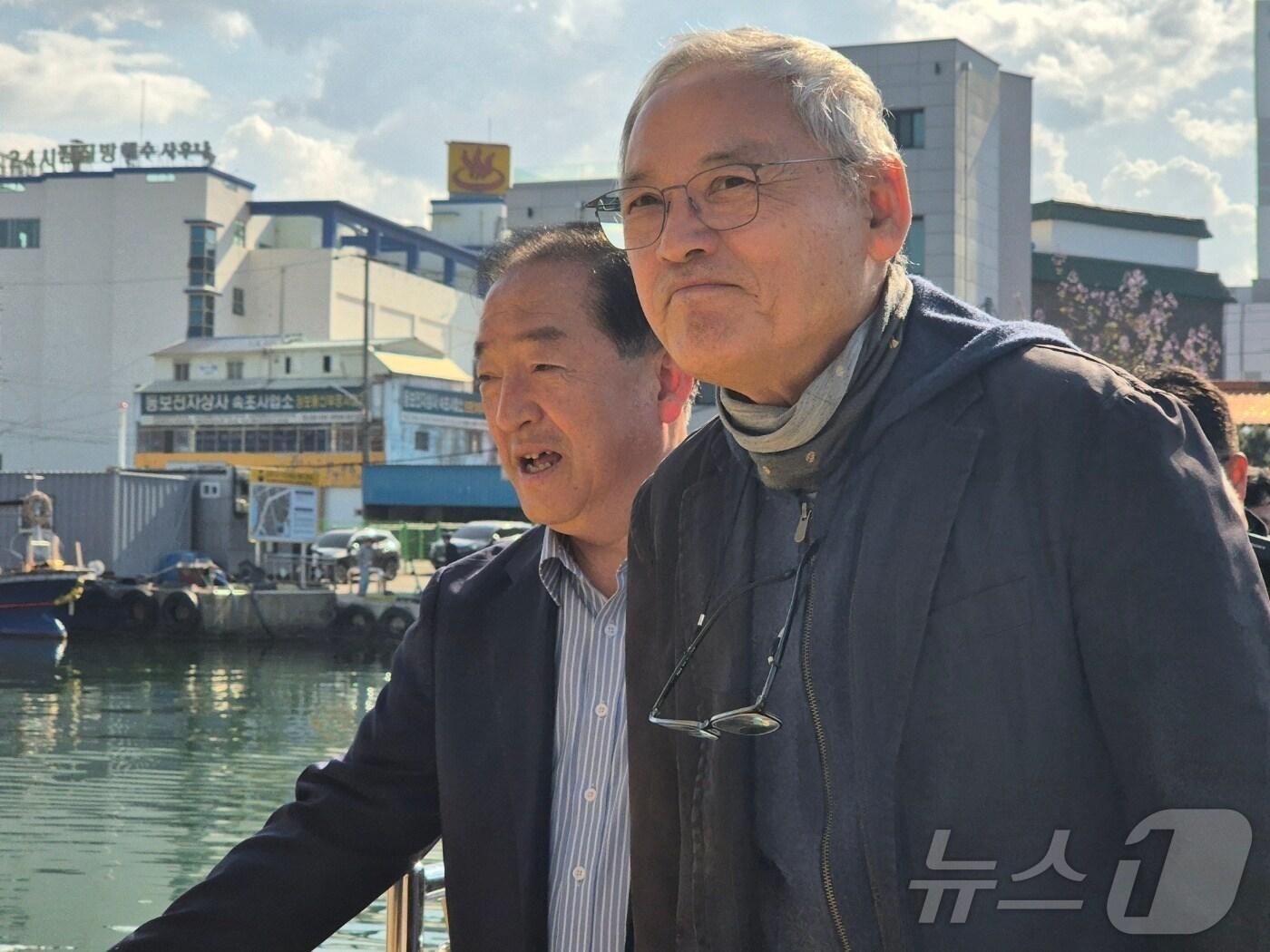 본문 이미지 - 유인촌 문화체육관광부장관이 7일 오후 &#39;대한민국 문화도시&#39;로 지정된 강원 속초시를 찾아 이병선 시장과 청호동 아바이마을 일대를 둘러보고 있다.2025.5.7/뉴스1 ⓒ News1 윤왕근 기자