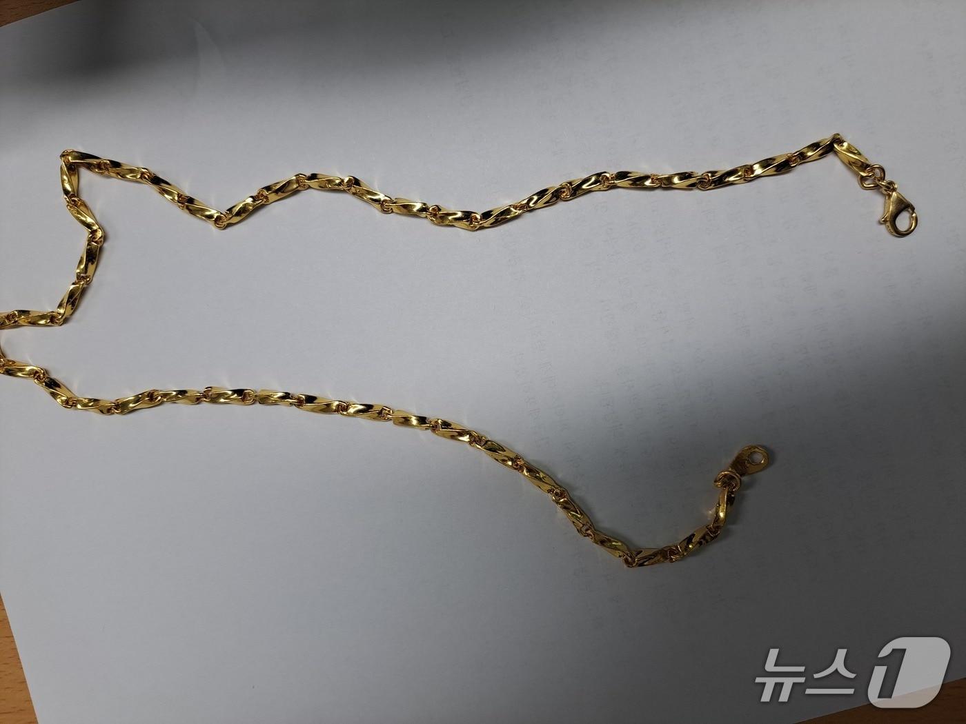 본문 이미지 -  지난 2일 대전 가장동의 한 금은방에서 손님을 가장한 절도범이 훔쳐 달아난 금목걸이(대전경찰청 제공) /뉴스1