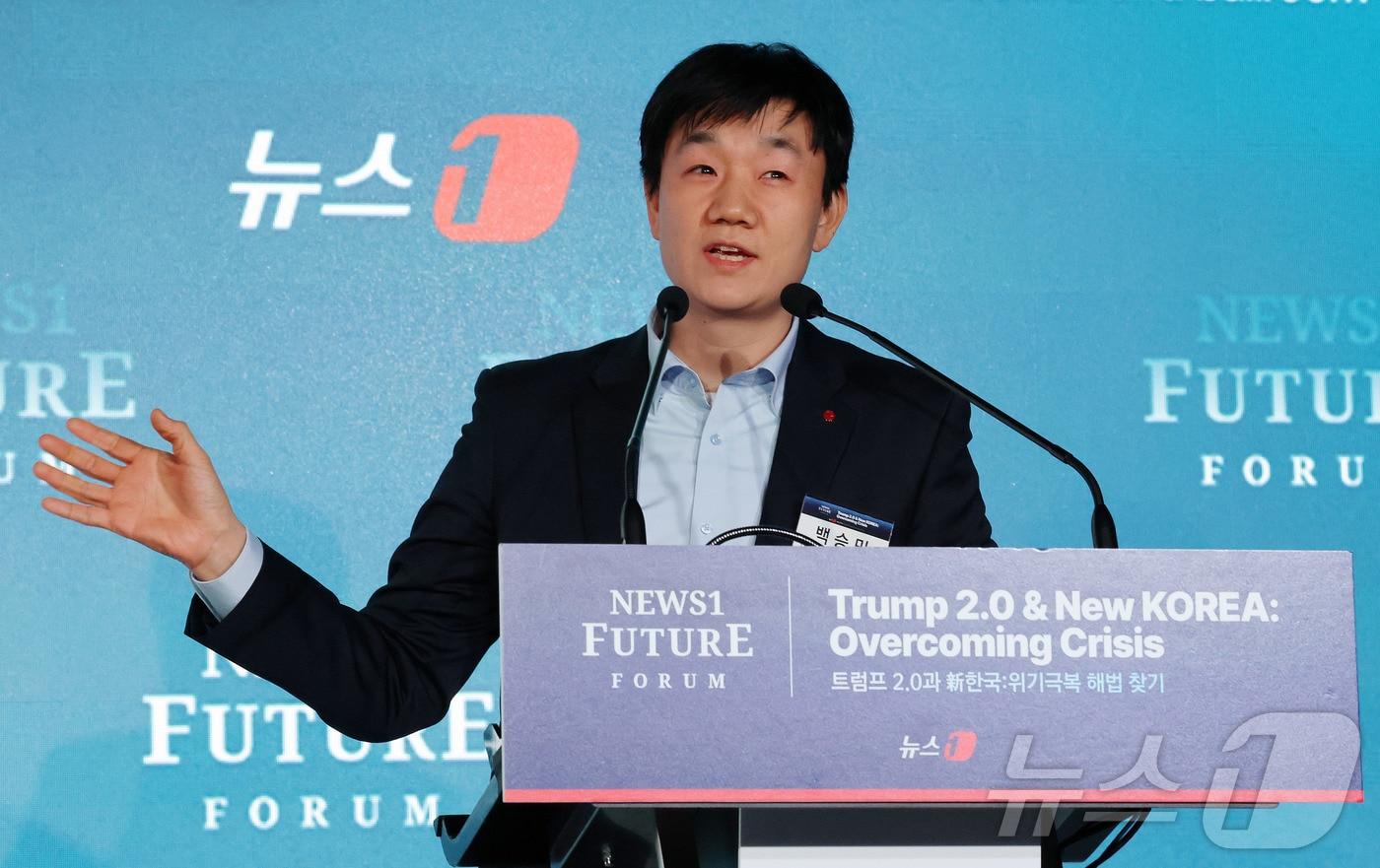 백승민 LG전자 로봇선행연구소장이 7일 서울 여의도 페어몬트 호텔에서 열린 뉴스1 미래포럼에서 ‘휴머노이드 로봇의 혁명:인간과 로봇의 공존 시대’를 주제로 발표를 하고 있다. ‘트럼프 2.0과 新한국:위기 극복 해법 찾기’를 주제로 열린 이번 포럼은 뉴스1 주최로 열렸다. 2025.5.7/뉴스1 ⓒ News1 박세연 기자