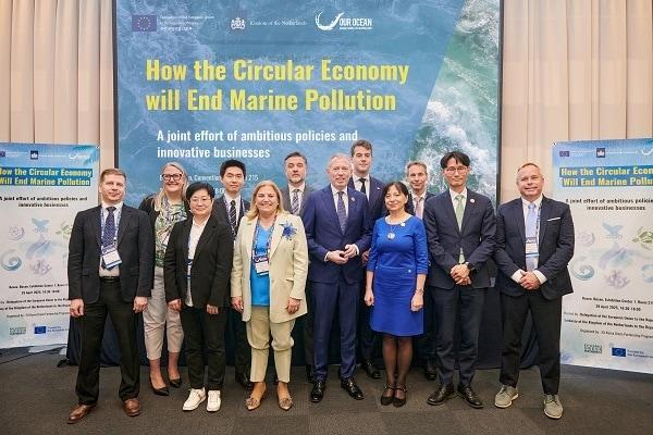 본문 이미지 - 해양 플라스틱 오염 대응 방안 논의 세미나 단체 사진 / 사진=주한 유럽연합 대표부 제공