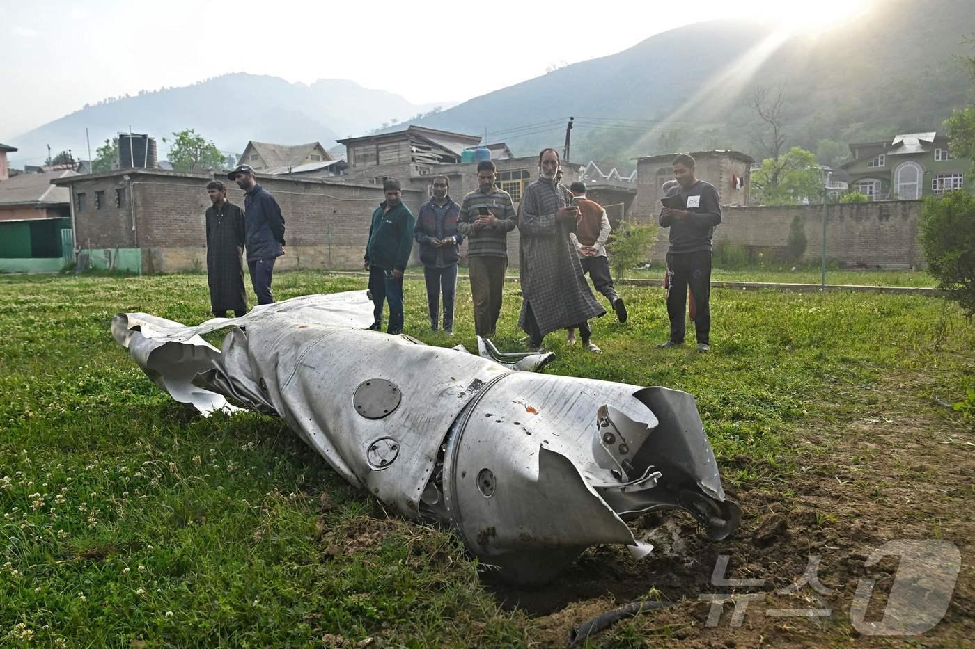 5월 7일, 인도 스리나가르 인근 우얀&#40;Wuyan&#41;에서 주민들이 추락한 항공기의 손상된 부위를 바라보고 있다. ⓒ AFP=뉴스1 ⓒ News1 구경진 기자