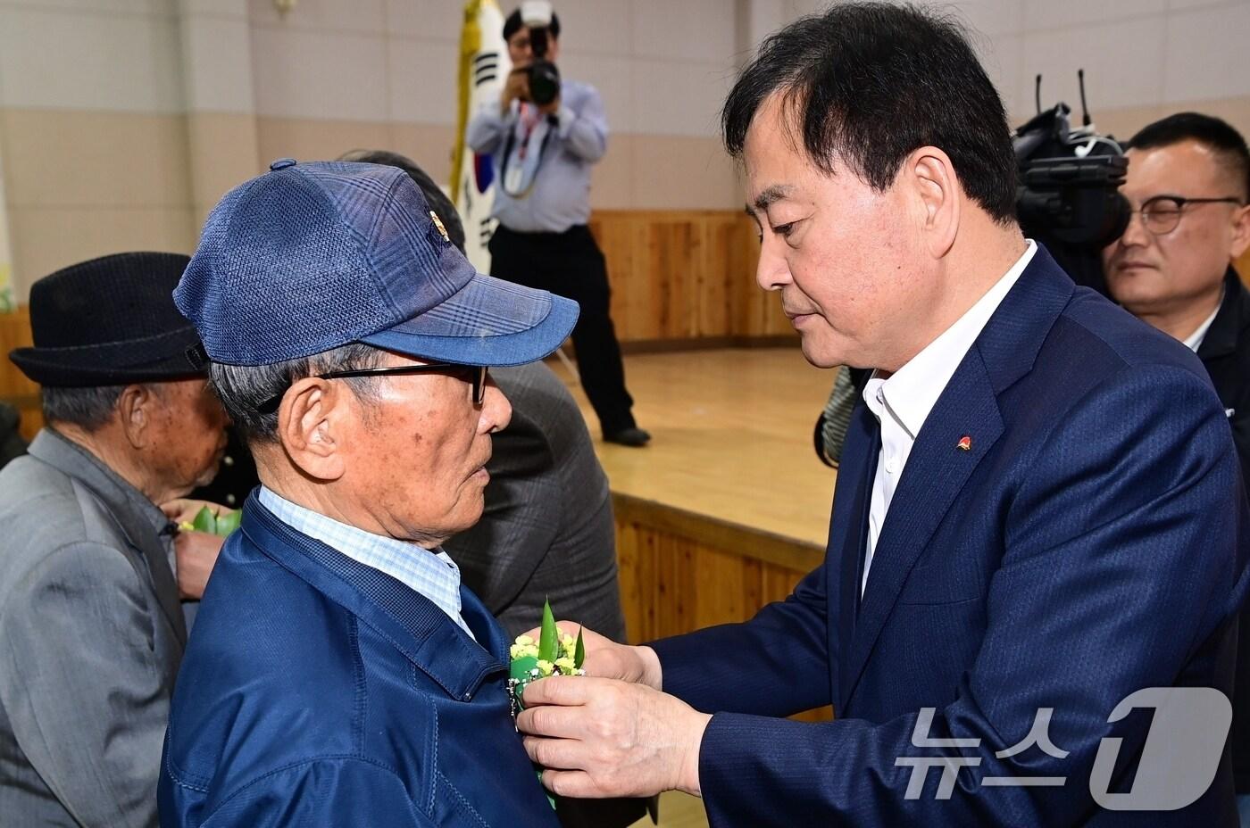본문 이미지 - 7일 열린 효 한마당 잔치서 배낙호 김천시장이 장수 어르신에게 카네이션을 달아드리고 있다.(김천시 제공. 재판매 및 DB금지) 2025.5.7/뉴스1 ⓒ News1 정우용 기자