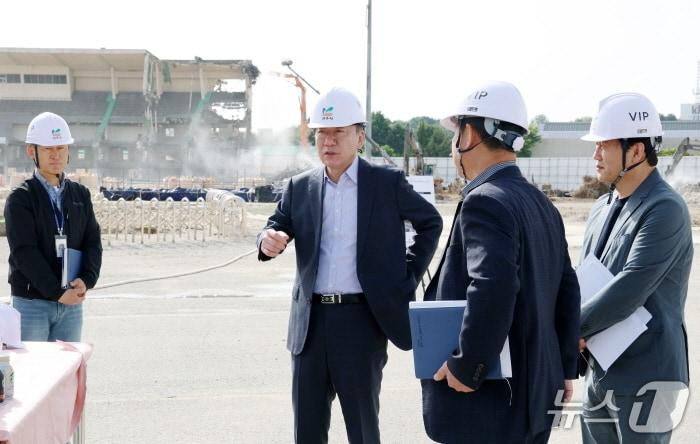 본문 이미지 - 우범기 전주시장이 7일 마지막 남은 본부석 철거에 돌입한 전주종합경기장 공사 현장을 찾아 추진 현황을 살펴보고, 시민과의 약속 이행을 위한 속도감 있는 업무 추진을 주문했다.&#40;전주시 제공, 재판매 및 DB 금지&#41;/뉴스1
