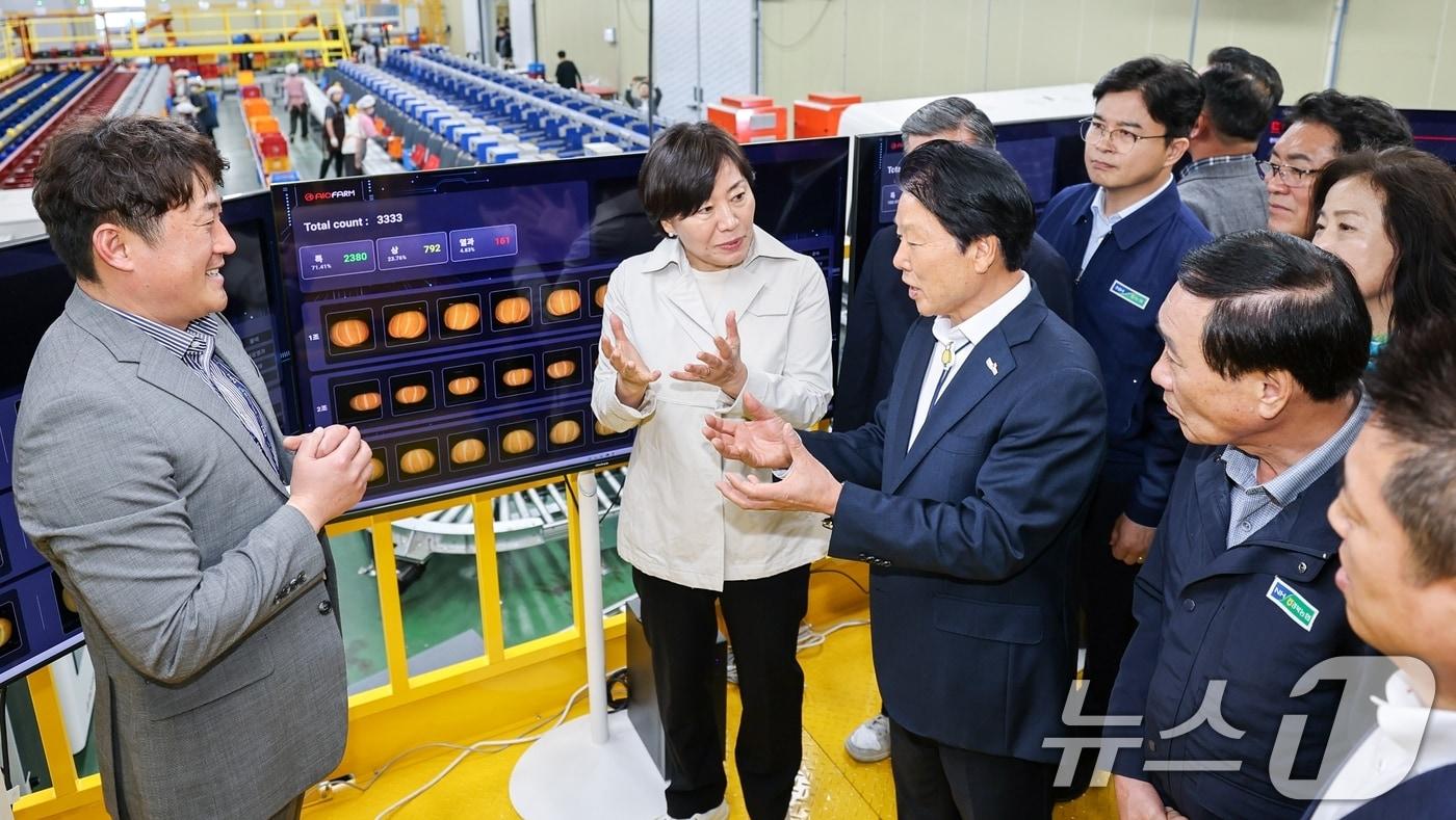 본문 이미지 - 송미령 농림축산식품부 장관(왼쪽 두번째)이 7일 경북 성주군 월항농협 농산물산지유통센터(APC)를 방문해 이병환 군수(세번째)와 얘기를 나누고 있다. (성주군 제공. 재판매 및 DB금지) 2025.5.7/뉴스1 ⓒ News1 정우용 기자