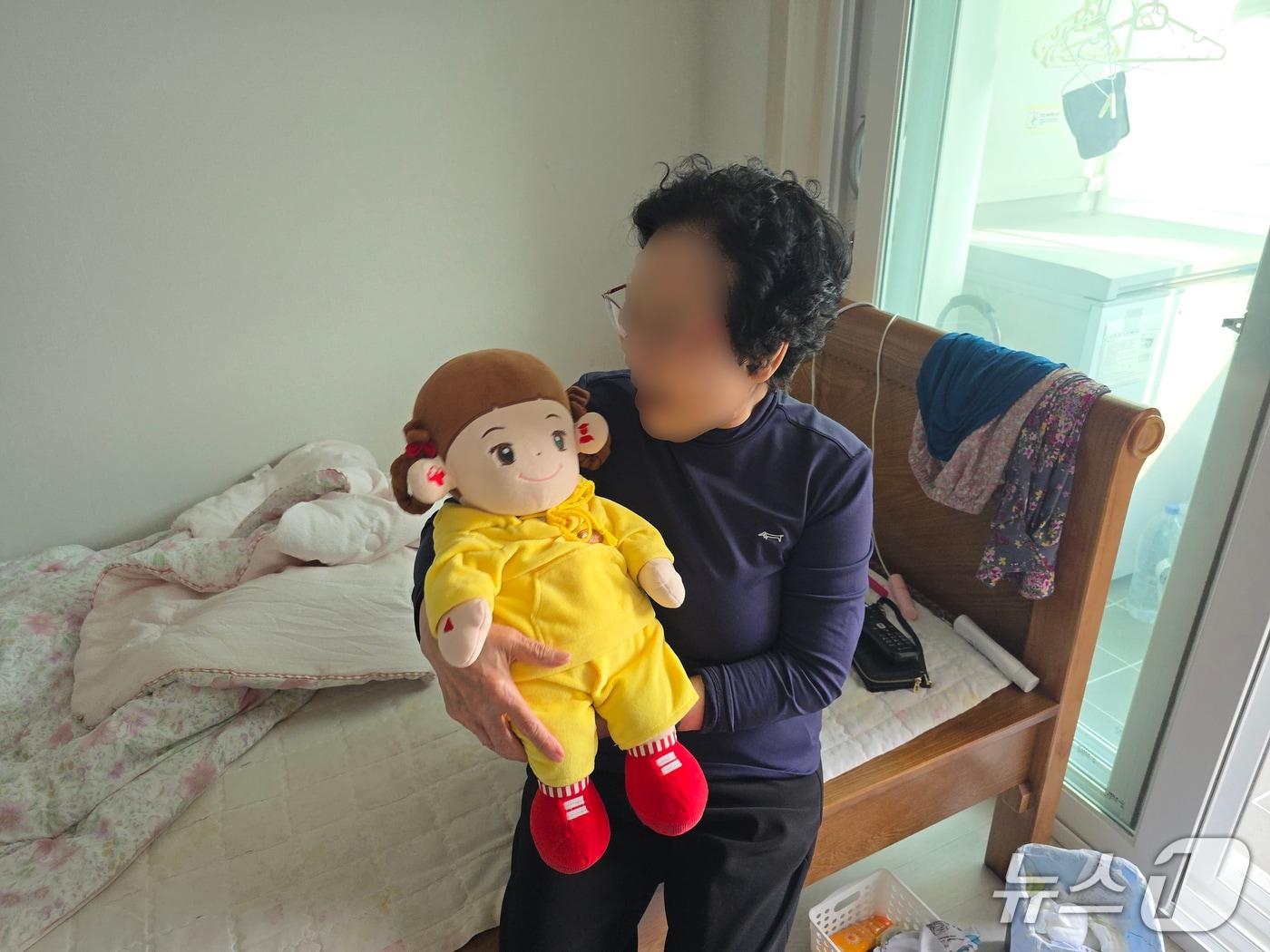 본문 이미지 - AI돌봄인형을 안고 있는 노인.(대구 수성구 제공.재판매 및 DB금지)